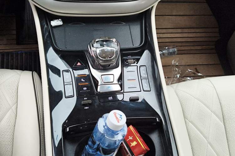 Used Denza D9 2024 DM-i 1050 Luxury Model Gear Lever