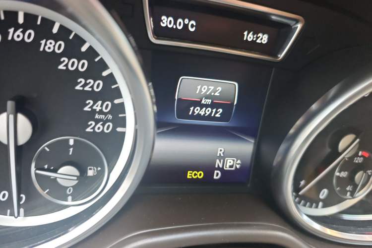 Used Mercedes-Benz M-Class 2015 ML 400 4MATIC Luxury Model Odometer Close Up