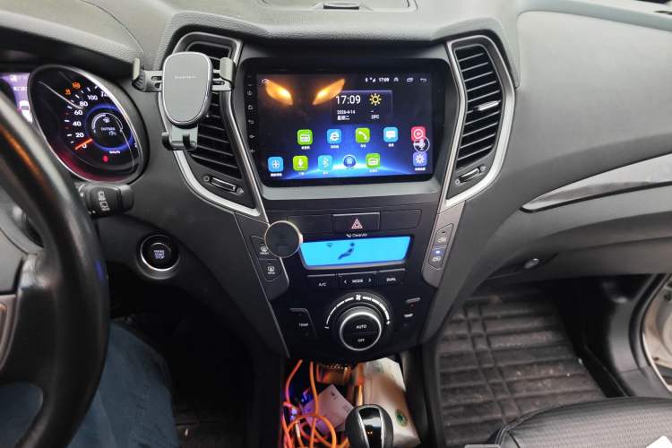 Used Hyundai Santa Fe 2013 2.4L Automatic Two-Wheel Drive Smart Version Audio And AC Panel