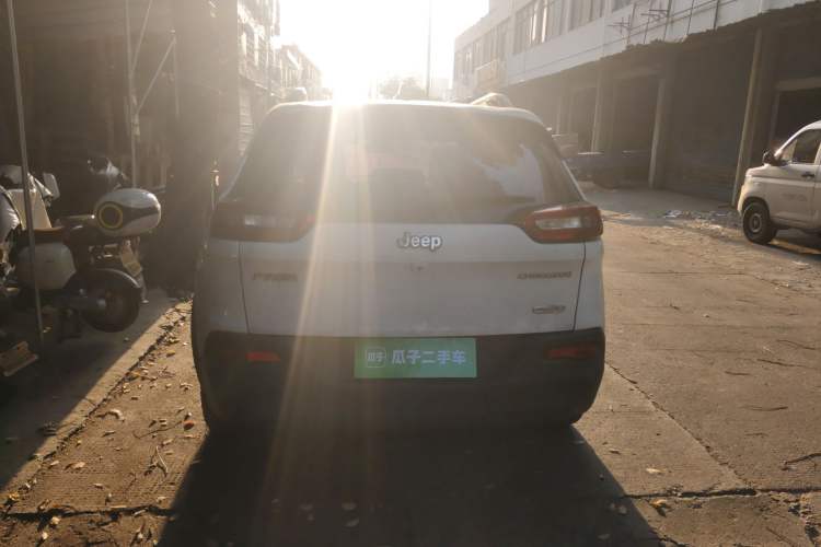 Used Jeep Cherokee 2016 2.0L Superior Edition