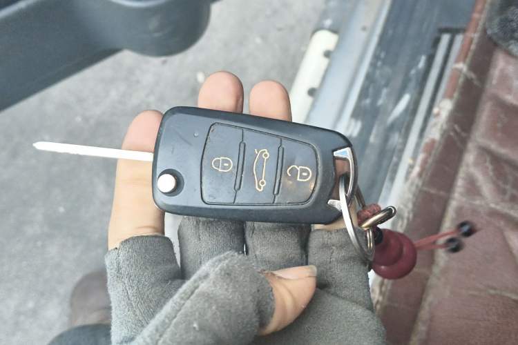 Used Great Wall Wingle 5 2013 2.0T European Version Two-Wheel Drive Elite Edition 6MT Big Double Cab GW4D20B Vehicle Key