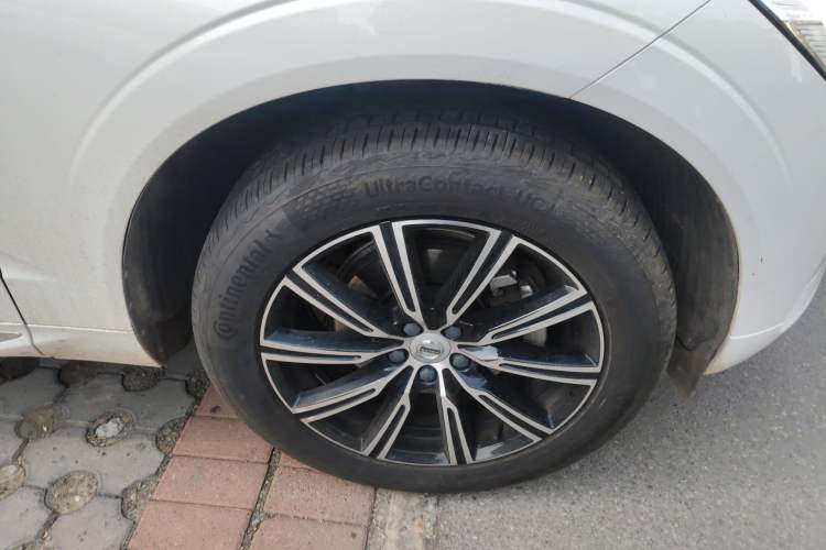 Used Volvo XC60 2020 T5 4x4 Smart Luxury Edition Right Front Wheel Hub