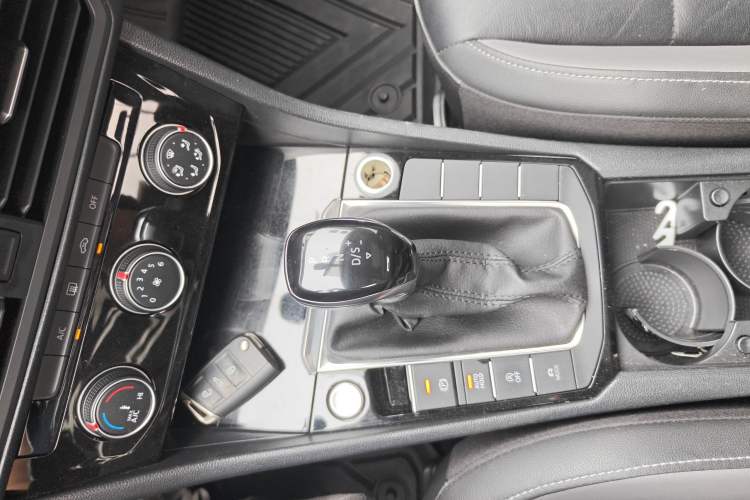 Used Volkswagen Sagitar 2019 200TSI DSG Comfort Version China VI Standard Gear Lever