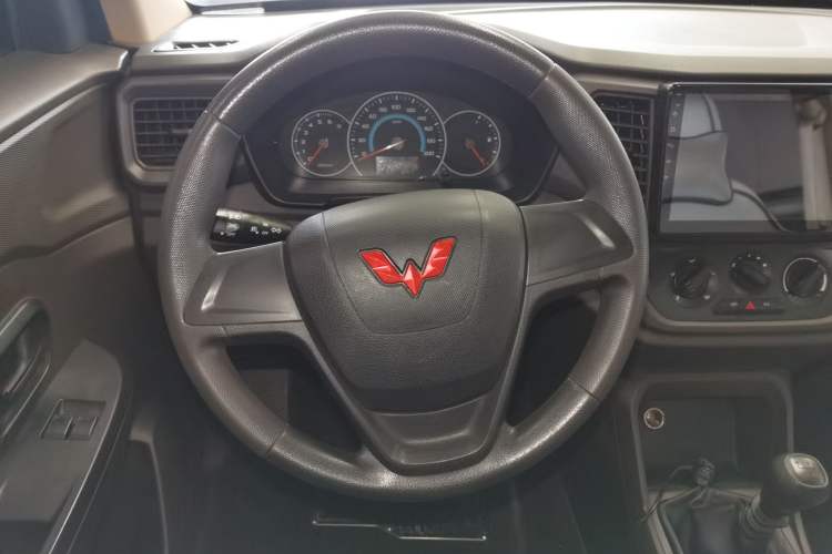 Used Wuling Hongguang V 2022 1.5L Enjoy Edition Electric-Powered LAR Steering Wheel