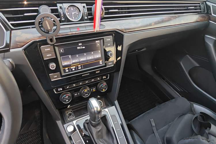 Used Volkswagen Magotan 2017 380TSI DSG Luxury Model Audio And AC Panel