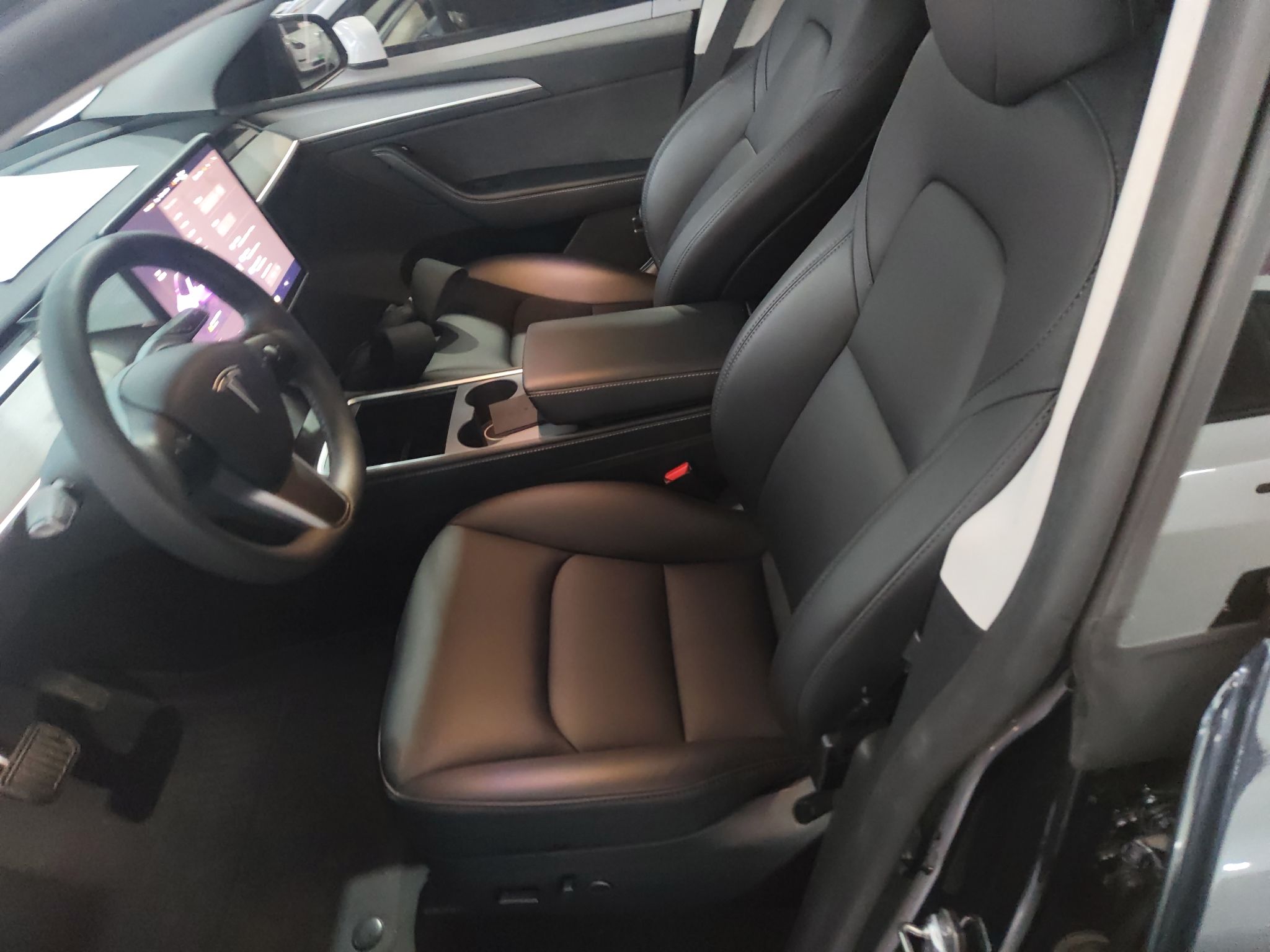 المقاعد الأمامية داخل السيارة