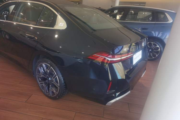 Used BMW 5 Series 2025 530Li Luxury Edition M Sport Package
