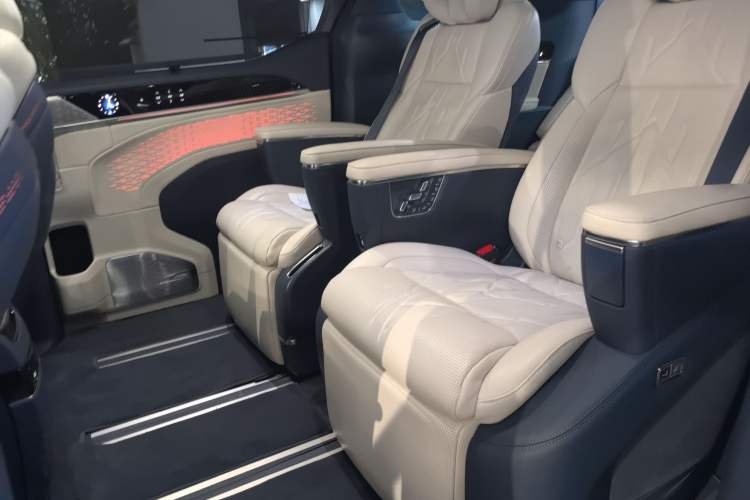 Used Zeekr 009 2024 7-Seater Walk-Through Version Four-Wheel Drive 108 kWh
