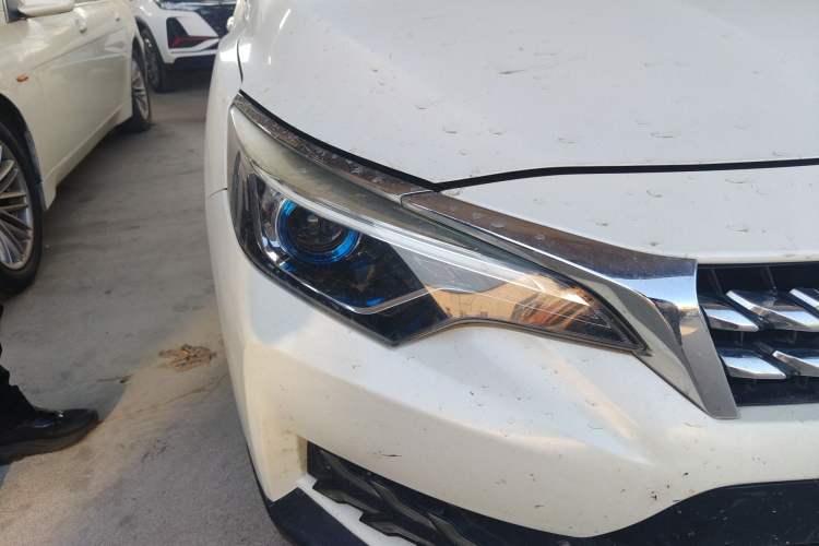 Used Venucia D60 2018 1.6L CVT Smart Connect Elite Edition Right Front Headlight