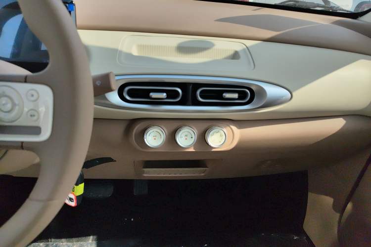 Used Wuling Hongguang MINIEV 2025 Four-Door Version Advanced Edition Audio And AC Panel