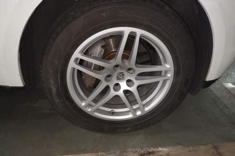 Used Porsche Macan 2017 Macan 2.0T Right Front Wheel Hub