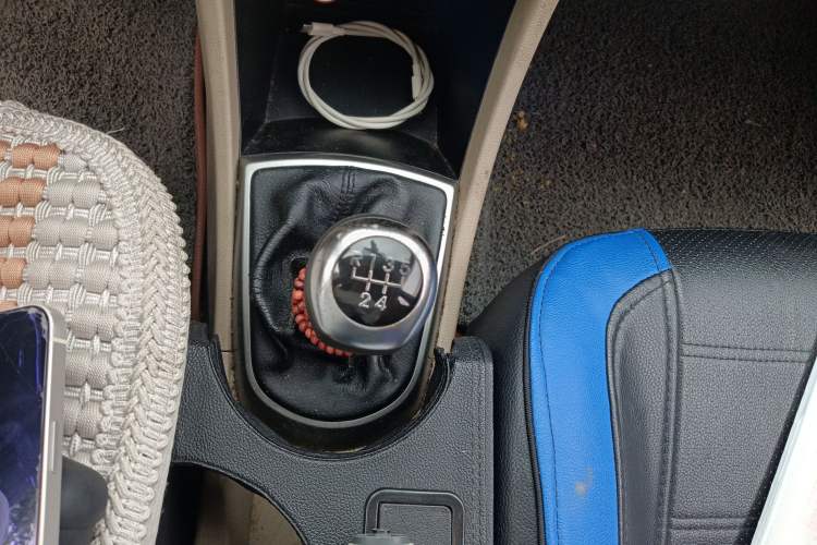 Used Hyundai Verna (older generation) 2014 1.4L Manual Smart GLS Trim Gear Lever