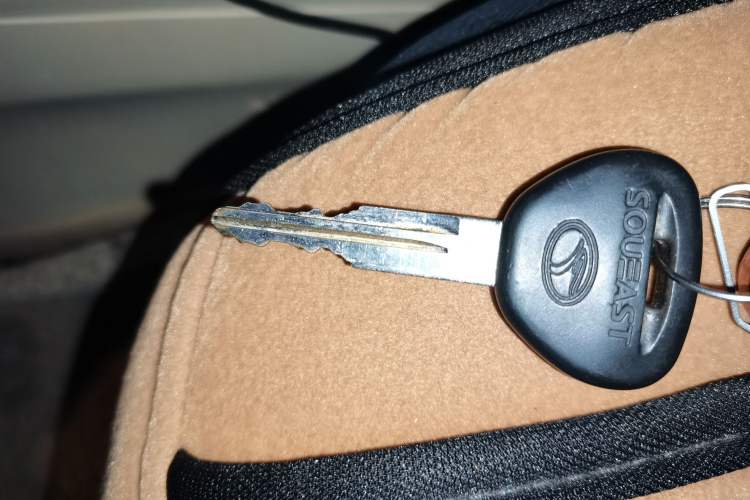 Used Soueast V3 Lingyue 2012 Revised Version 1.5L Manual – Happiness Edition