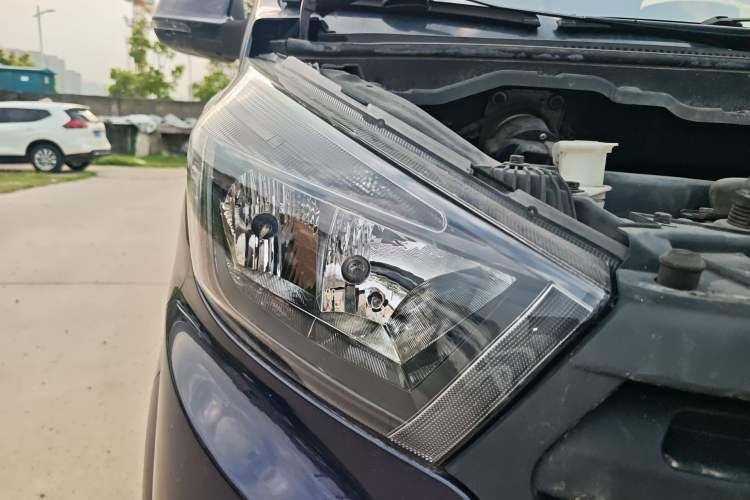 Used Jinbei Gold Hiace 2023 1.5L Passenger Van Travel Lion 5/6/7-Seater with Central Air Conditioning Right Front Headlight