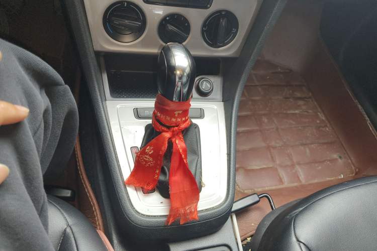 Used Volkswagen Lavida 2013 1.6L Automatic Fashion Edition Gear Lever