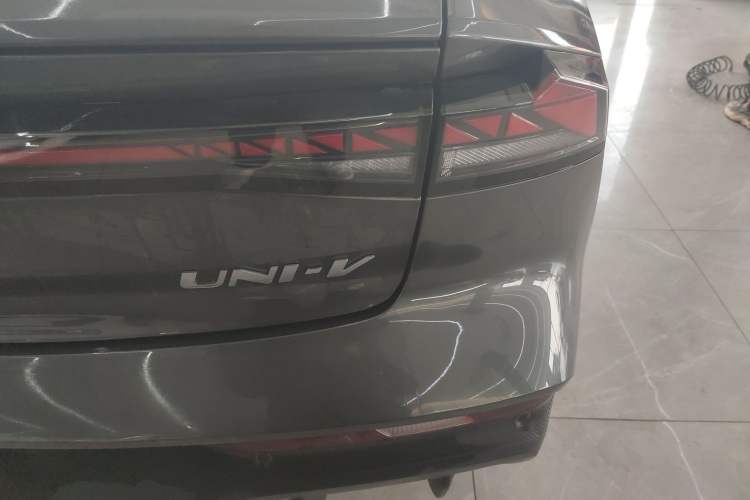 Used Changan UNI-V iDD 2024 Blue Whale Smart Electric iDD 136km ZhiKu Model
