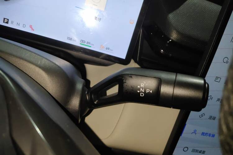 Used Lynk & Co 08 EM-P 2023 120km Long-Range Pro Gear Lever