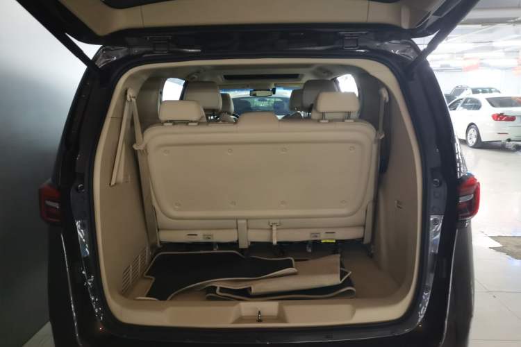 Used Buick GL8 2023 Facelifted Land Cruiser Executive Luxury Version Trunk