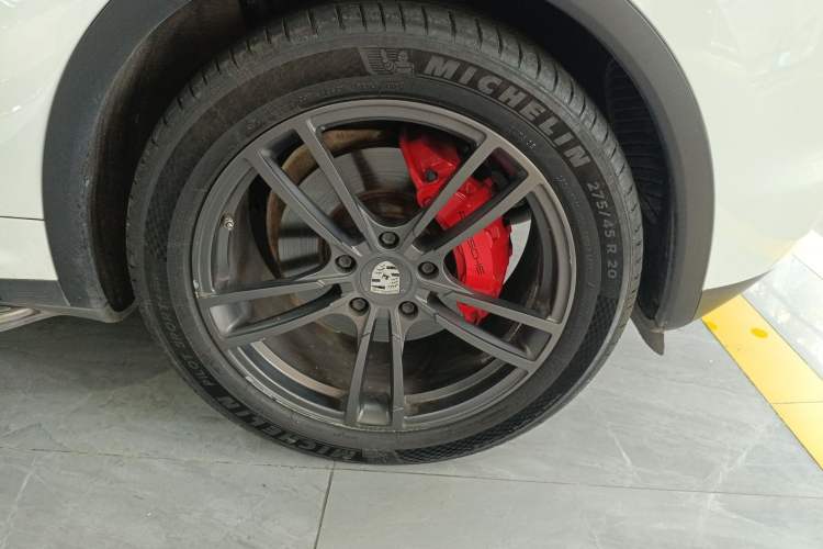 Used Porsche Cayenne 2014 Cayenne Platinum Edition 3.0T Right Front Wheel Hub