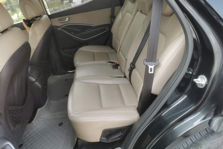 Used Hyundai Santa Fe 2013 2.4L Automatic Two-Wheel Drive Smart Version Left Rear Seat