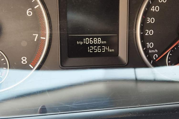 Used Volkswagen Touran 2013 1.4T Manual Fashion Edition 5 Seats Odometer Close Up