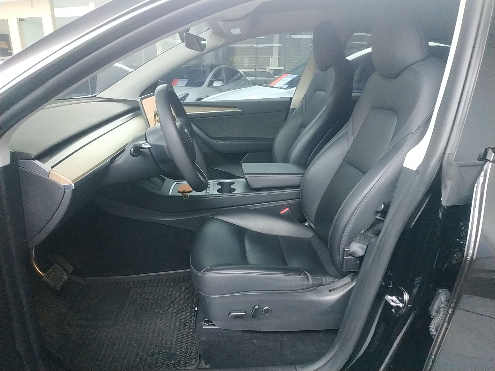 المقاعد الأمامية داخل السيارة