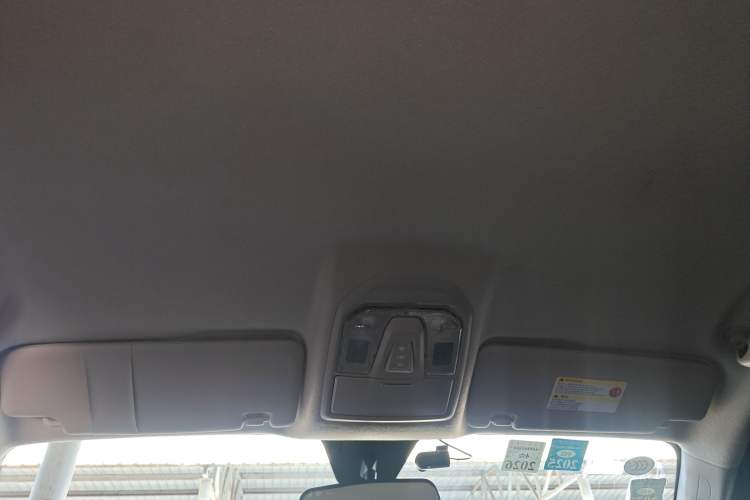 Used SAIC MAXUS T60 2017 2.0T Gasoline Automatic Two-Wheel Drive High-Ride Elite Standard Cabin
