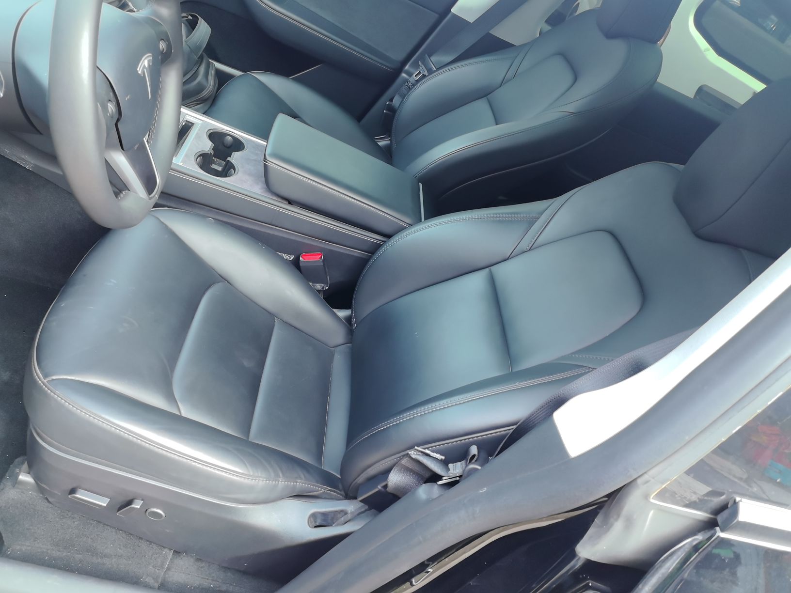 Переднее сиденье в автомобиле