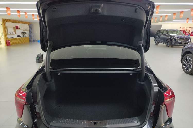 Used Hongqi H5 2023 2.0T Automatic Smart Connect Flagship Edition Trunk
