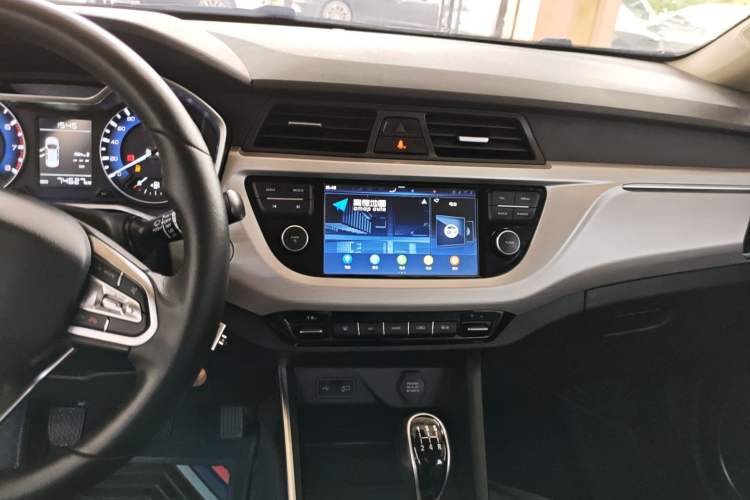 Used Geely Auto Vision X3 2019 Upgraded Model 1.5L Manual Luxury Version Audio And AC Panel