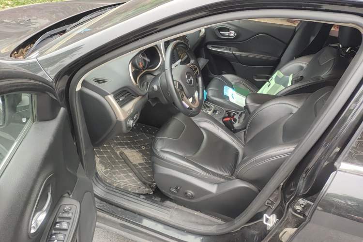 Used Jeep Cherokee 2017 2.0L Superior Edition Driver Seat