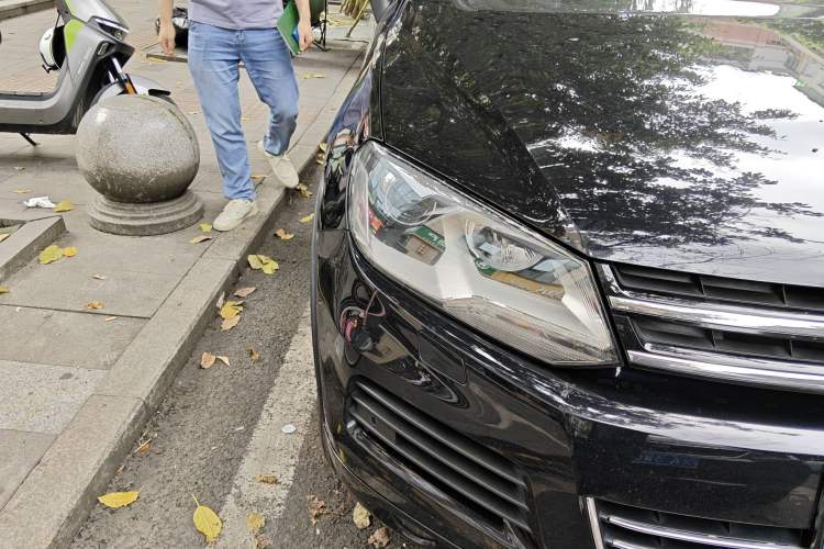 Used Volkswagen Touareg 2014 3.0 TSI New Edition Right Front Headlight