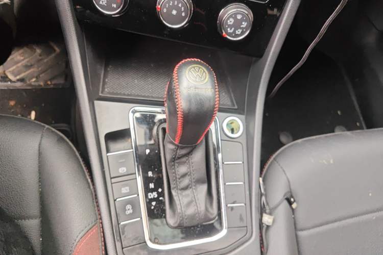 Used Volkswagen Bora 2021 1.5L Automatic Comfort Smart Connect Edition Gear Lever