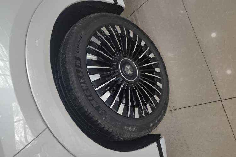 Used XPeng X9 2025 740 Ultra-Long Range Max Exterior 4