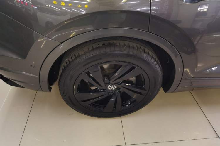 Used Volkswagen Touareg 2021 3.0 TSI Luxury Edition Black Diamond Sport Package Right Rear Wheel Hub