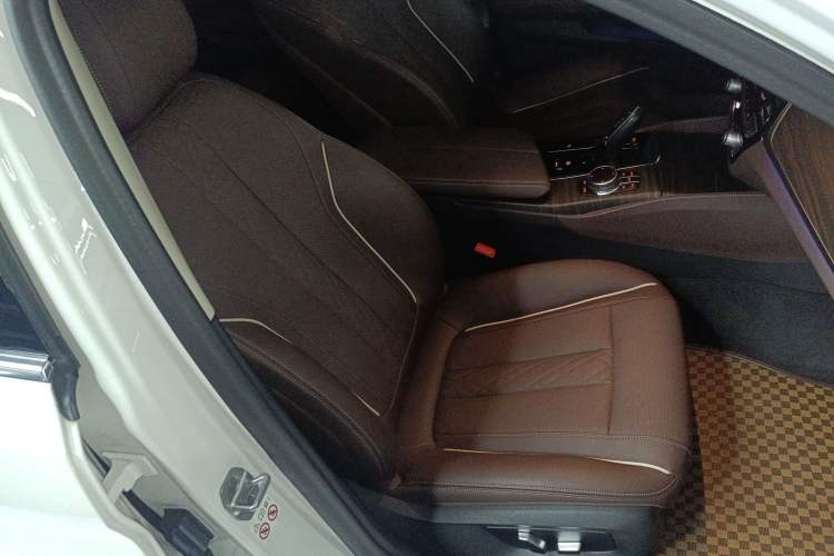 Used BMW 5 Series 2021 530Li Leading Luxury Package Right Front Seat