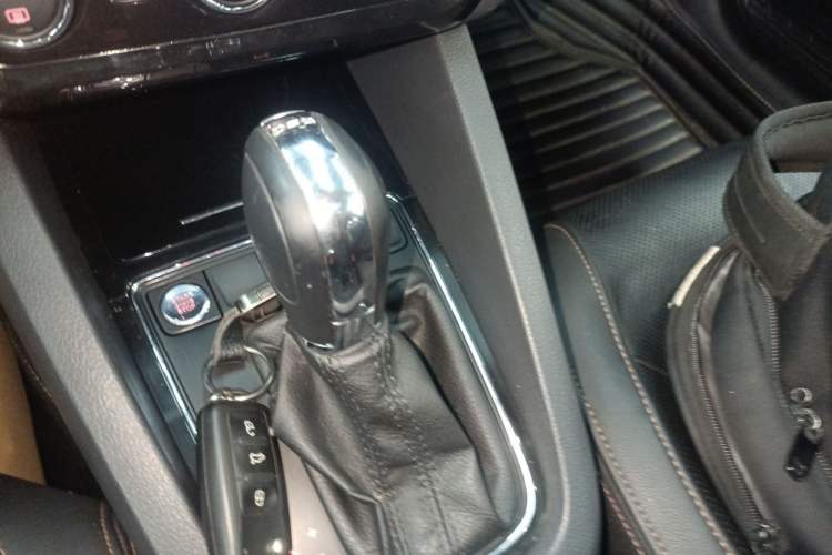 Used Volkswagen Sagitar 2015 230TSI Automatic Luxury Model Gear Lever