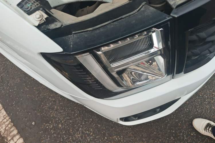 Used JMC Fushun 2023 2.0T Manual Short-Wheelbase Mid-Height Commercial Multi-Purpose 5-Seater Passenger Vehicle Right Front Headlight