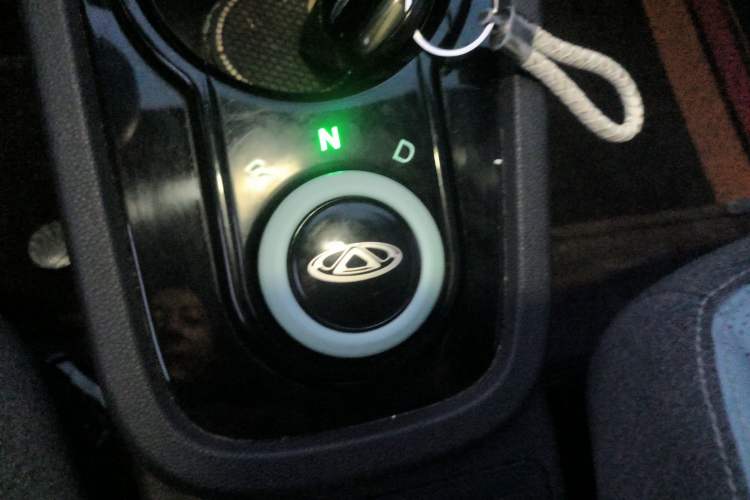 Used Chery QQ Little Ant 2022 Sweet Pink Edition Half-Sugar Version 3-Cell Lithium 30kW 301km Gear Lever