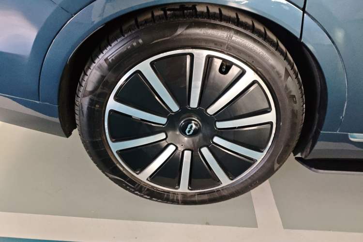 Used Hima AITO M9 2024 Range-Extended Ultra Version 52 kWh 6-Seater Model Right Rear Wheel Hub