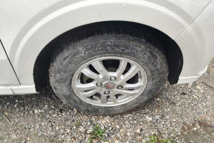 Used Wuling Hongguang 2021 1.5L S Comfort Edition LAR Right Front Wheel Hub