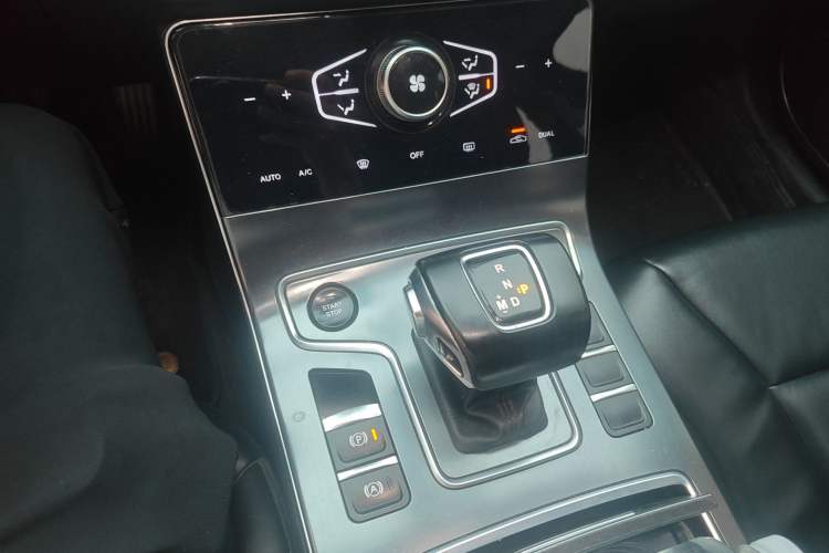 Used Hongqi H5 2022 Classic Model Facelift 1.5T DCT Qiyun Edition Gear Lever