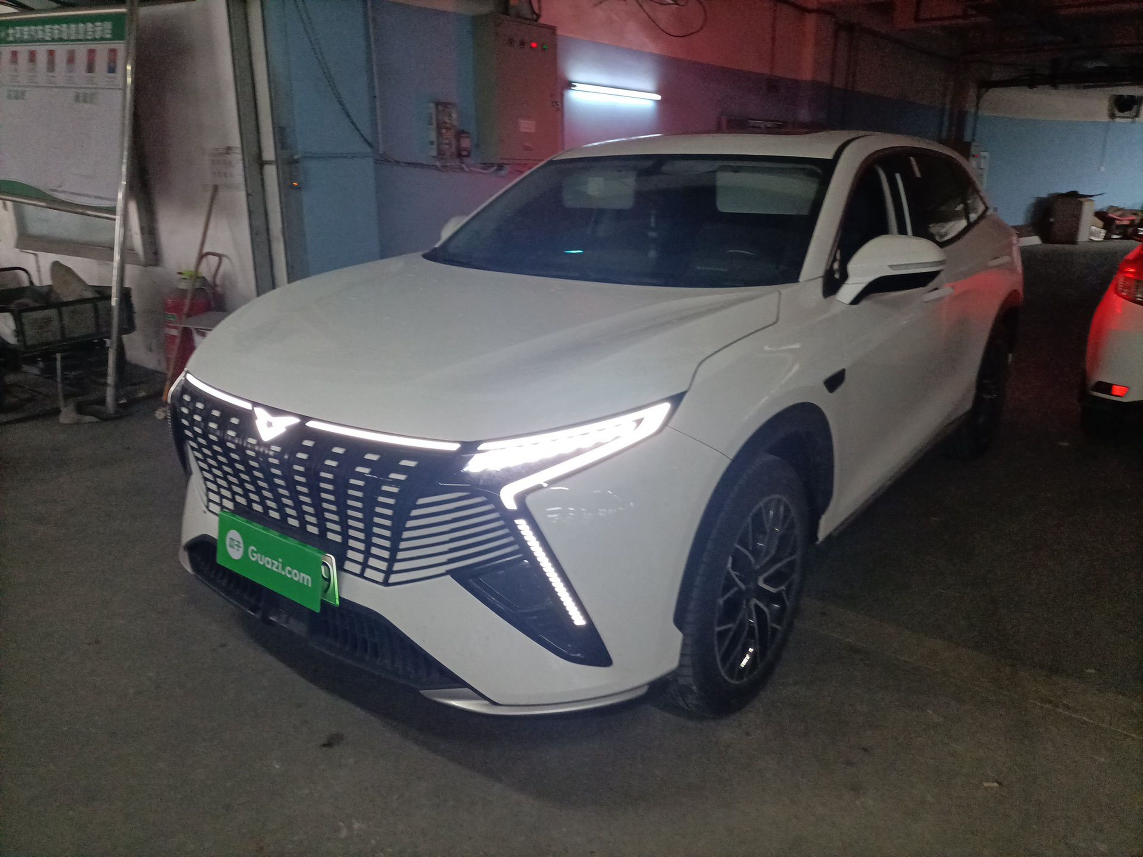 Под передней частью автомобиля