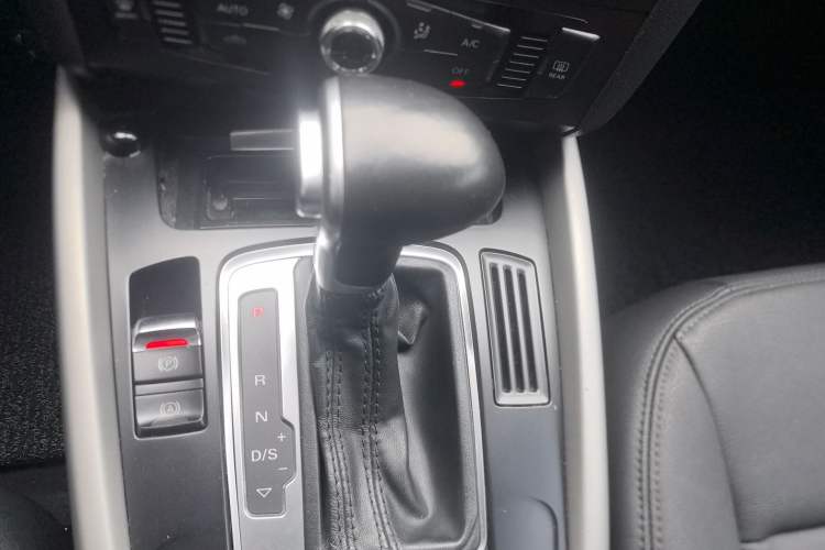 Used Audi Q5 2013 40 TFSI Ambition Gear Lever