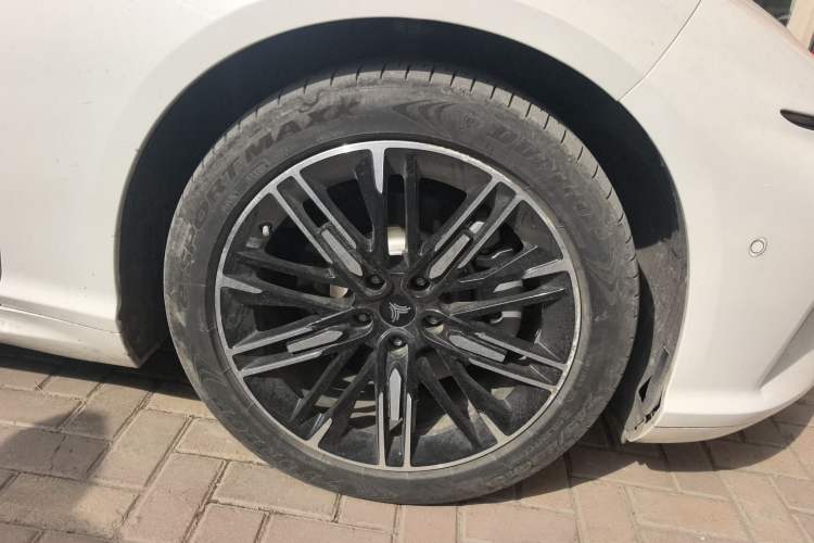 Used NETA S 2023 All-Electric 520 km Range Rear-Drive Version Right Front Wheel Hub