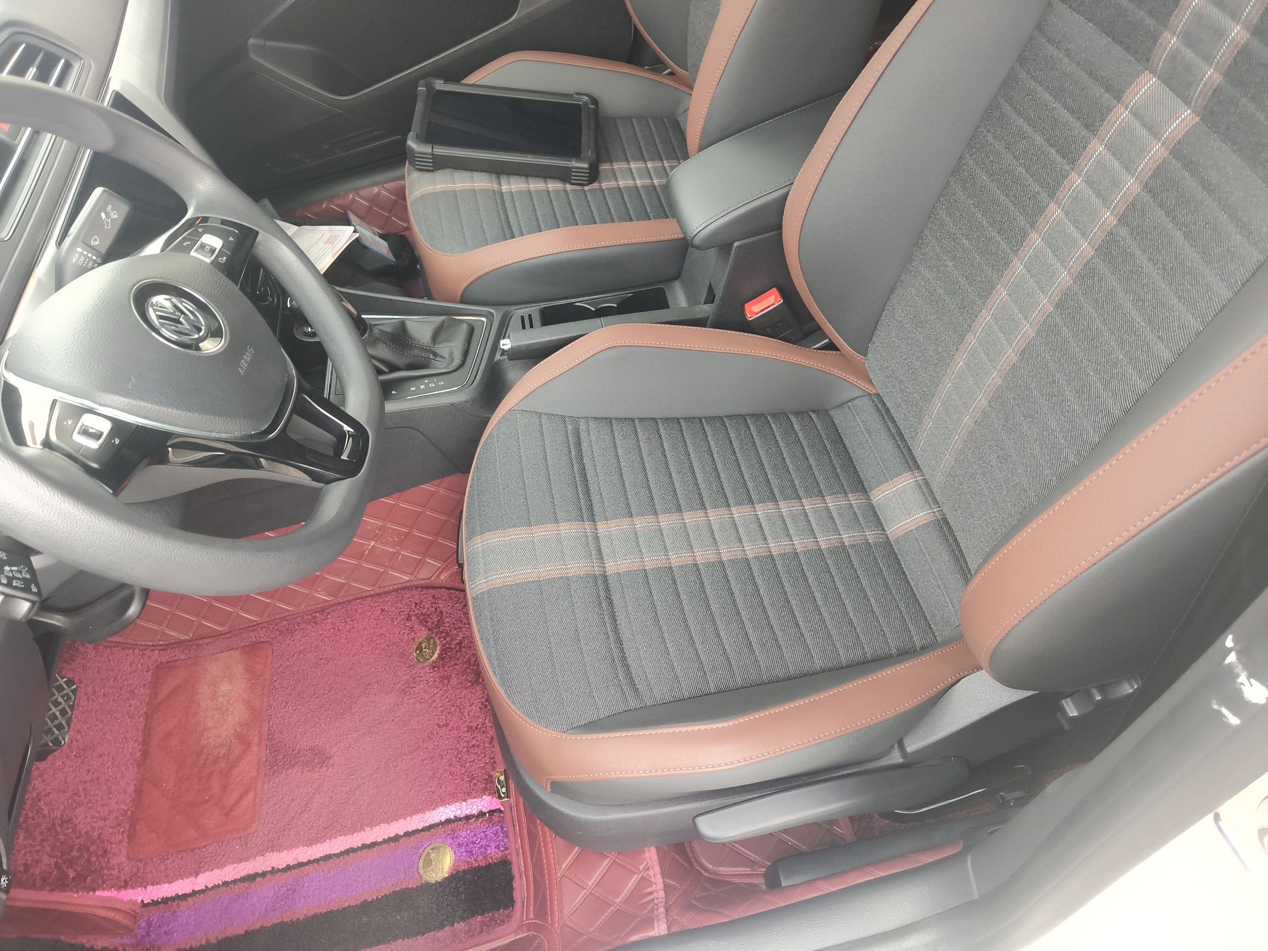 المقاعد الأمامية داخل السيارة