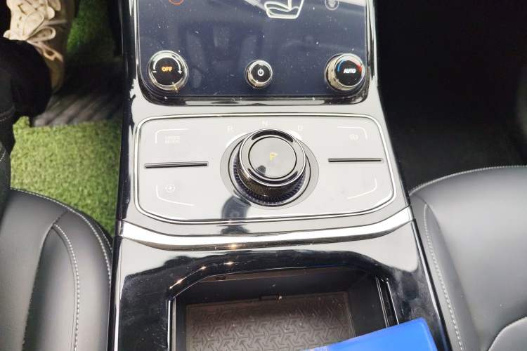 Used NETA U 2023 NETA U-Ⅱ 400 U-SHOW Edition Lithium-Ion Battery Gear Lever