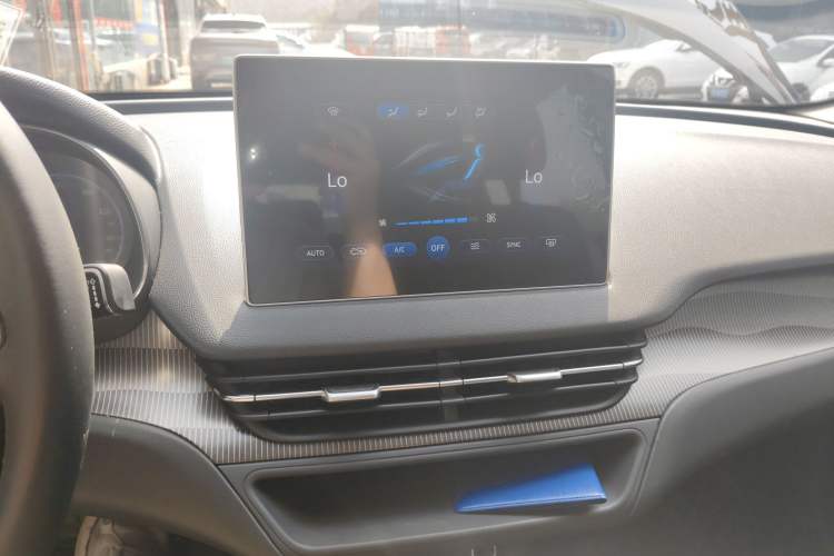 Used Hongqi E-QM5 2022 431 km Charge & Enjoy Edition Audio And AC Panel