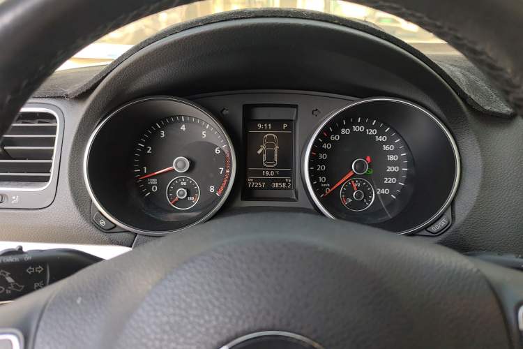 Used Volkswagen Golf 2011 1.4 TSI Comfort Travel Edition Odometer Close Up