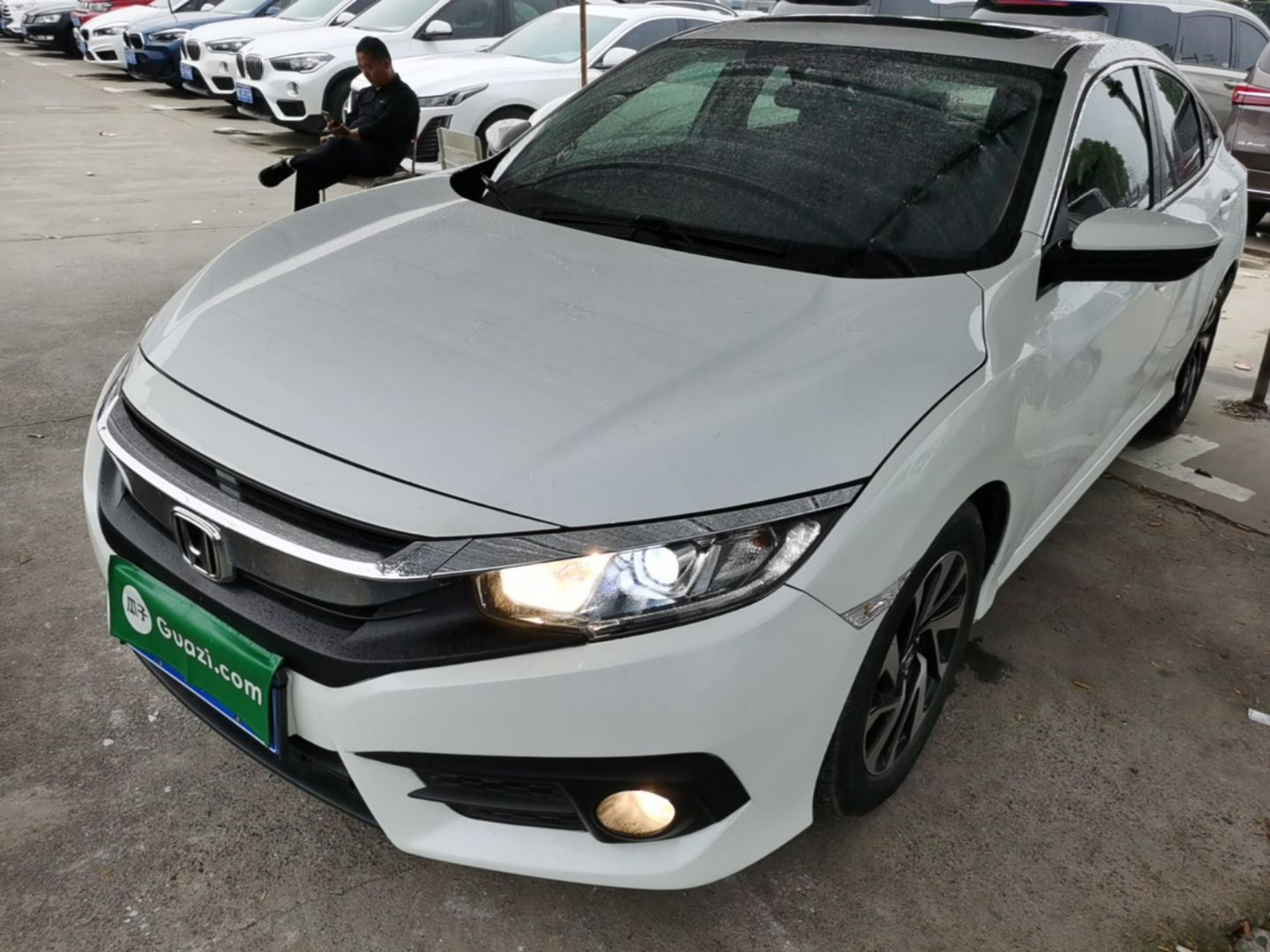 Под передней частью автомобиля